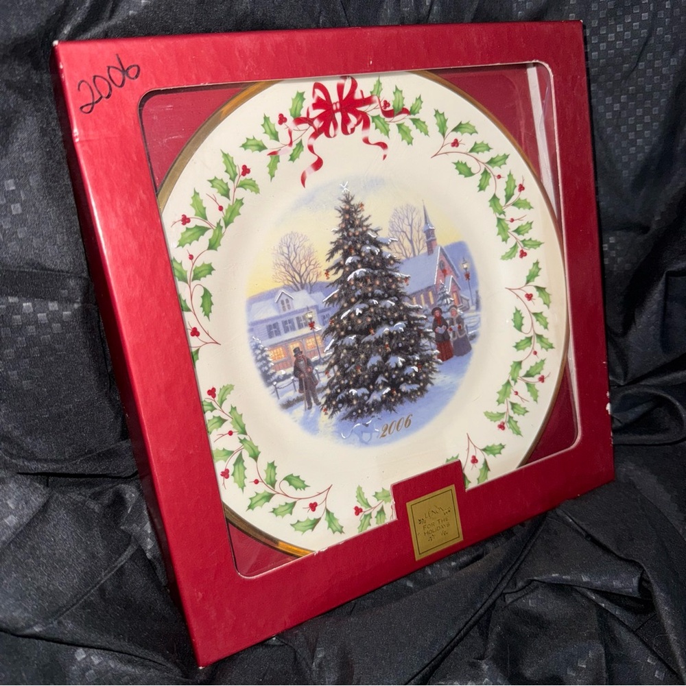 2006 Holiday Annual Christmas Plate by LENOX Christmas On Main Street- With Box